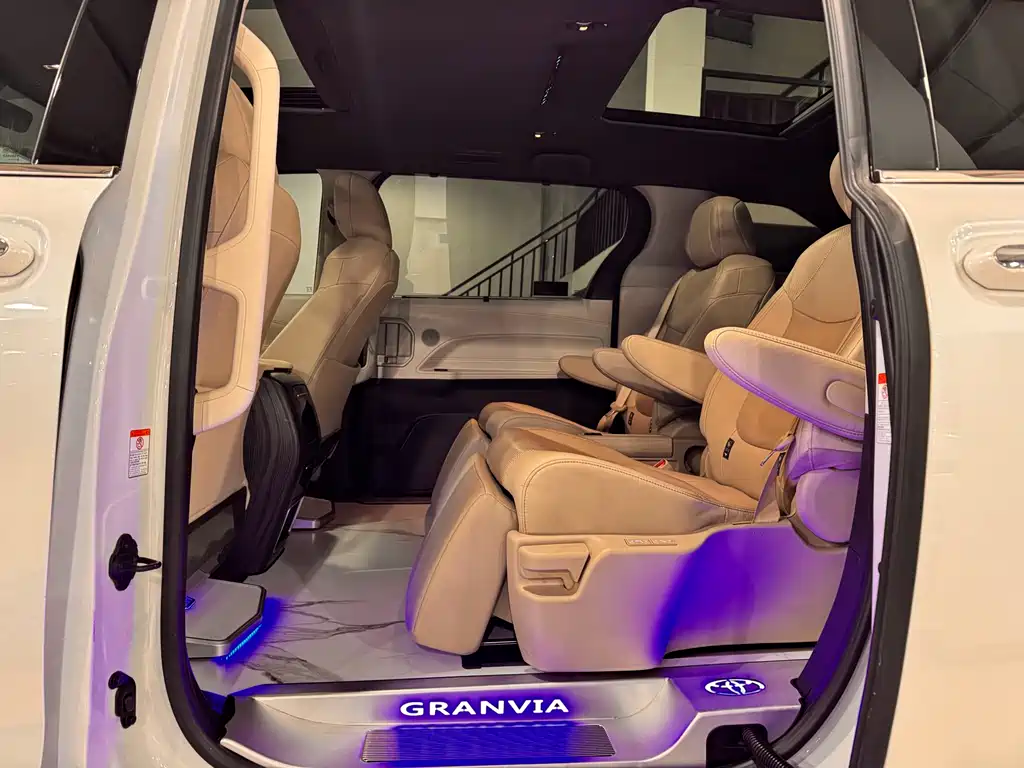 Toyota Granvia — фото 8