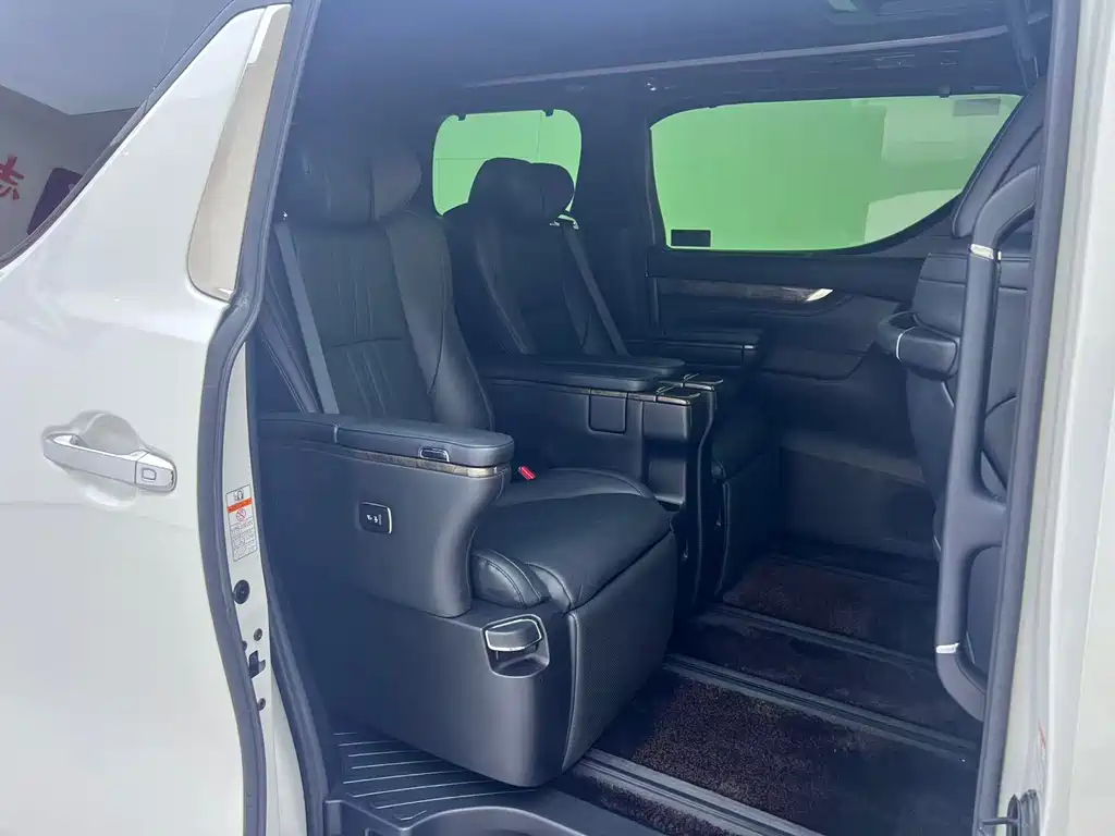 Toyota Alphard — фото 4