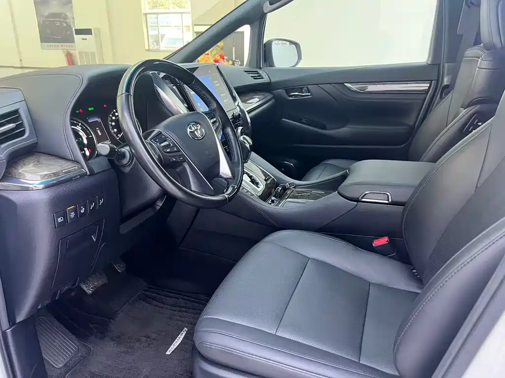 Toyota Alphard — фото 6