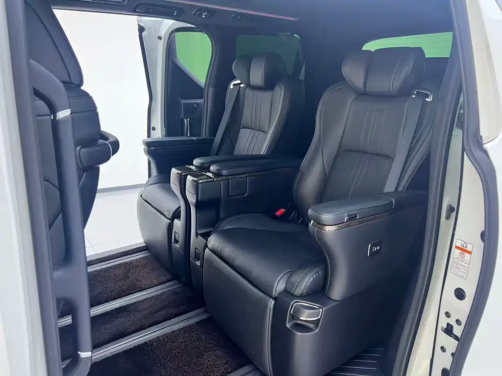 Toyota Alphard — фото 7