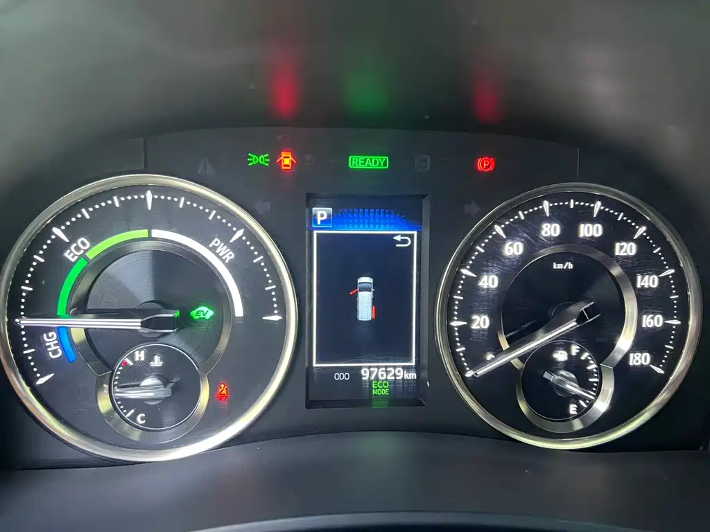 Toyota Alphard — фото 8