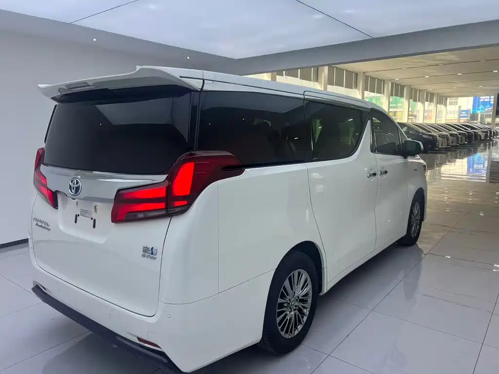 Toyota Alphard — фото 9