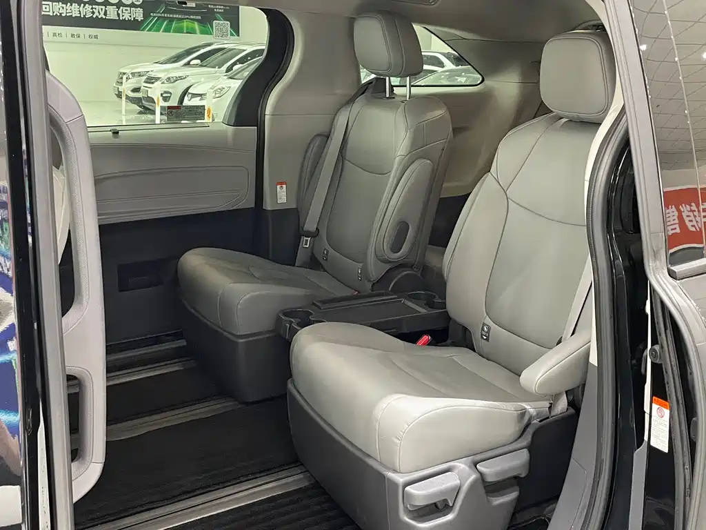 Toyota Granvia — фото 5