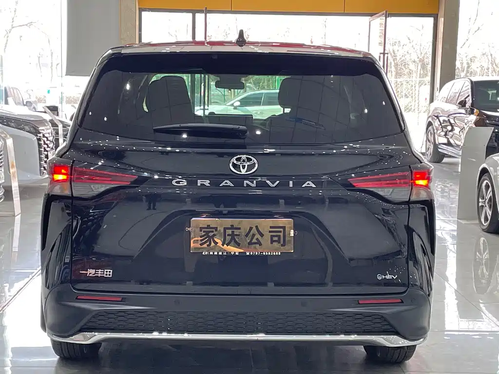 Toyota Granvia — фото 7