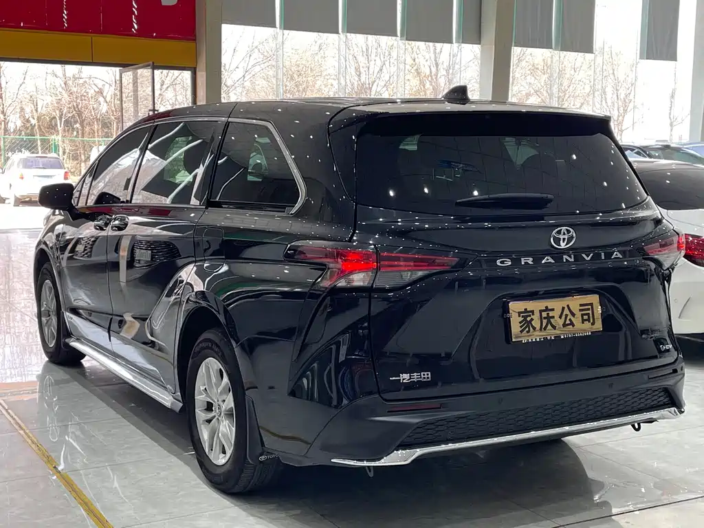 Toyota Granvia — фото 9
