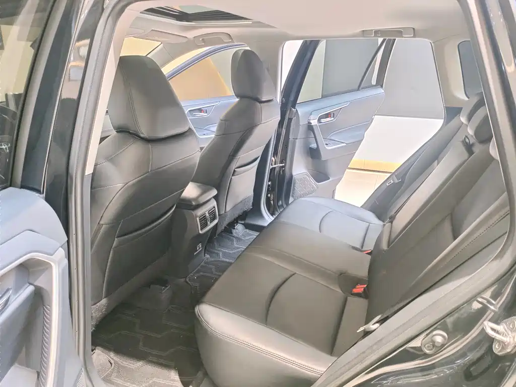 Toyota RAV4 — фото 11