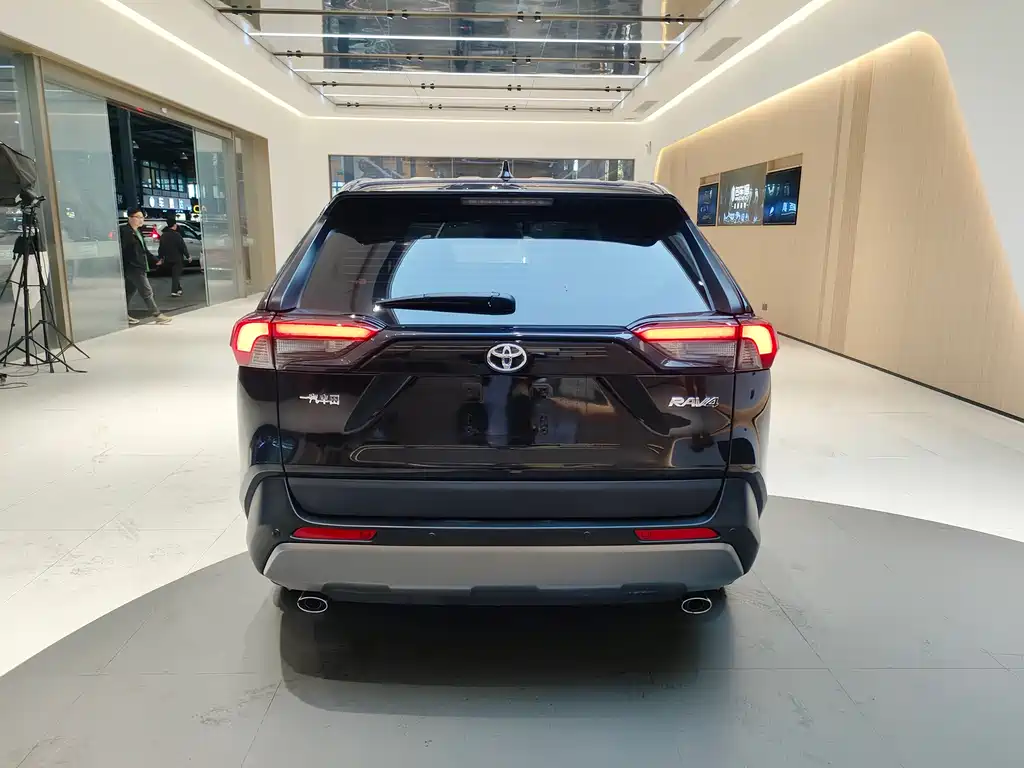 Toyota RAV4 — фото 5