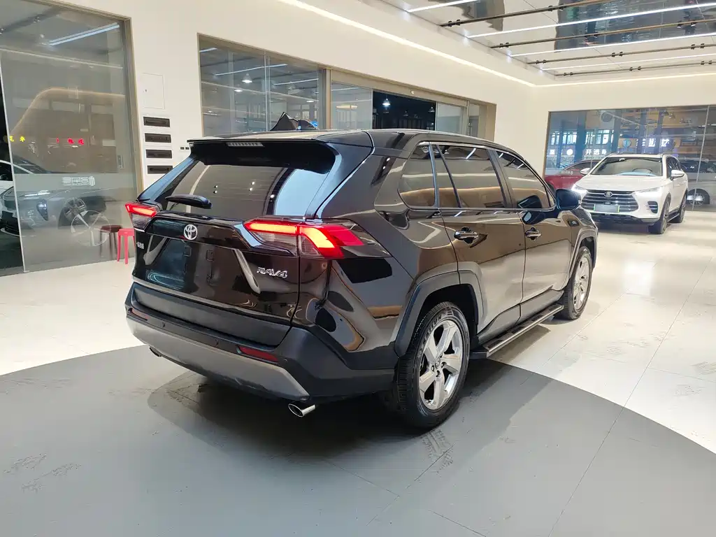 Toyota RAV4 — фото 6