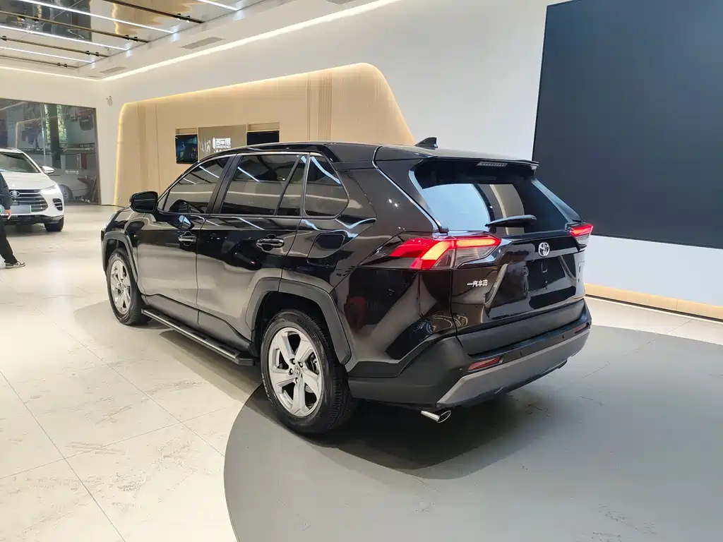 Toyota RAV4 — фото 7