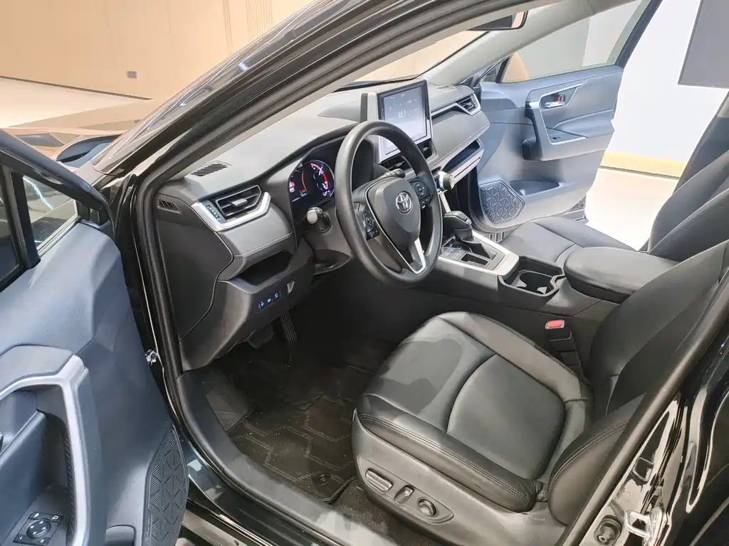 Toyota RAV4 — фото 9