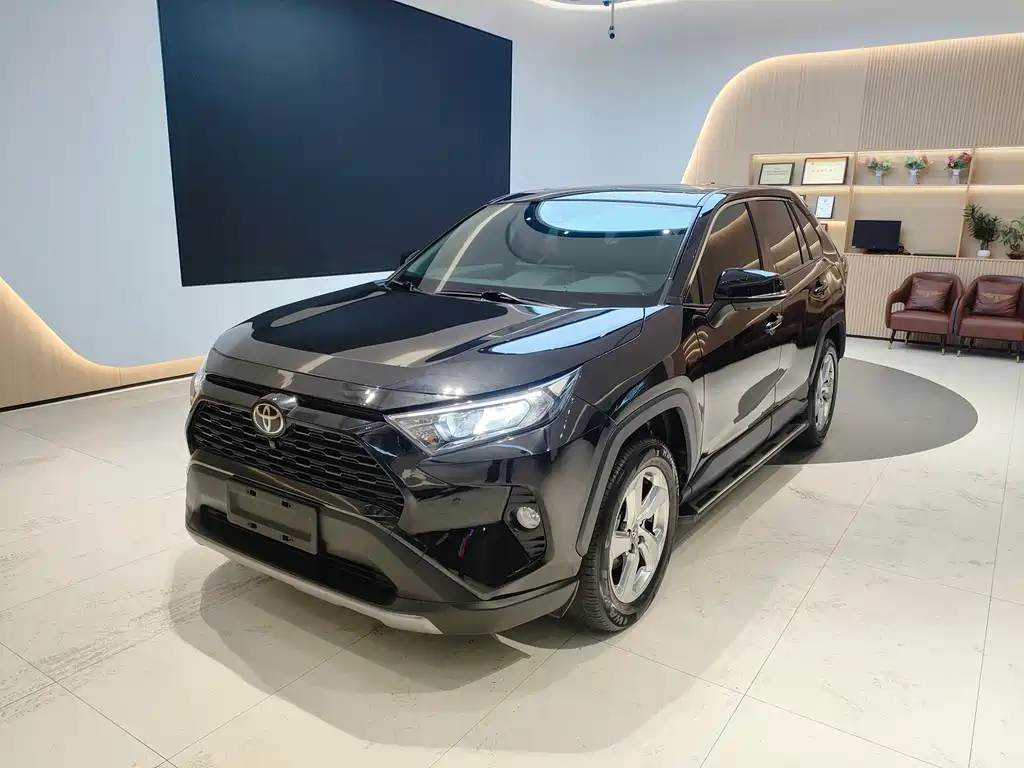 Toyota RAV4 — фото 1