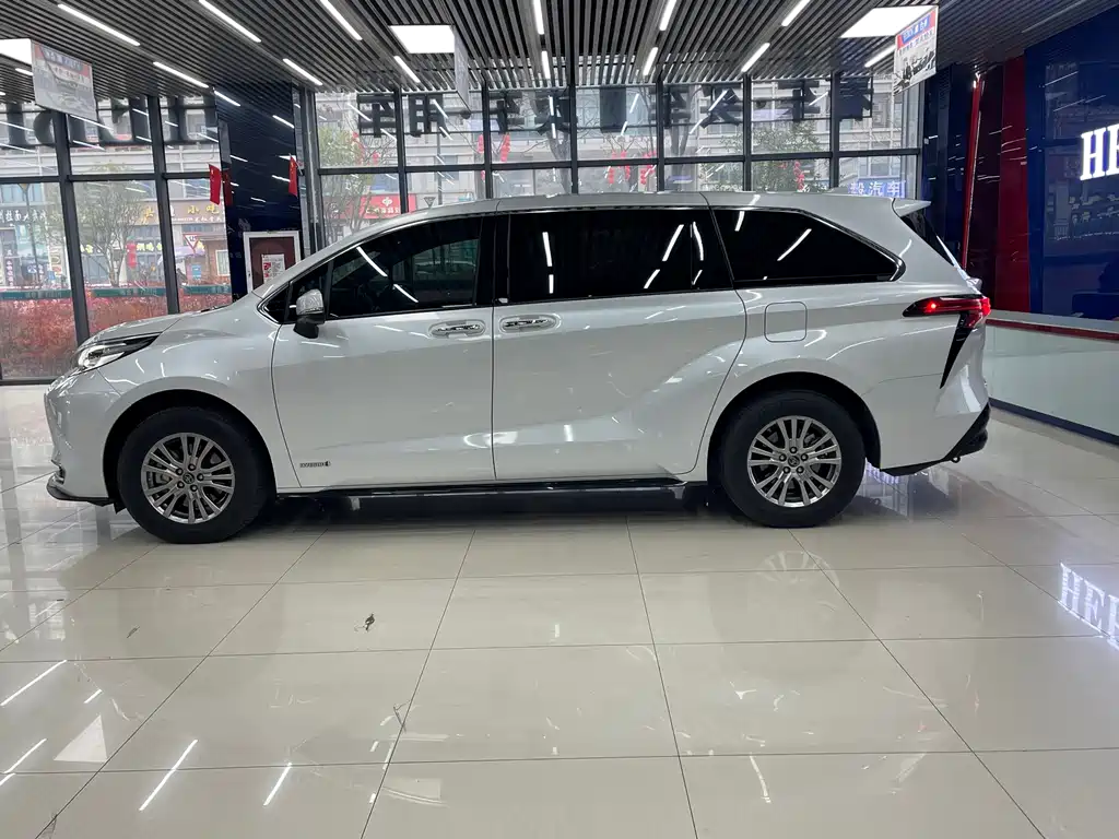 Toyota Sienna — фото 16