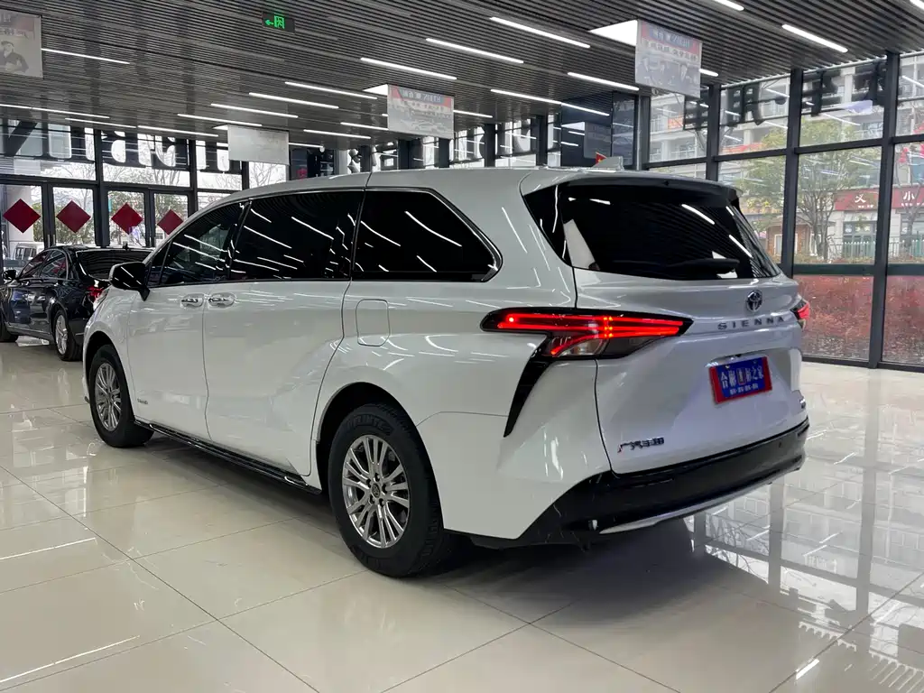 Toyota Sienna — фото 17