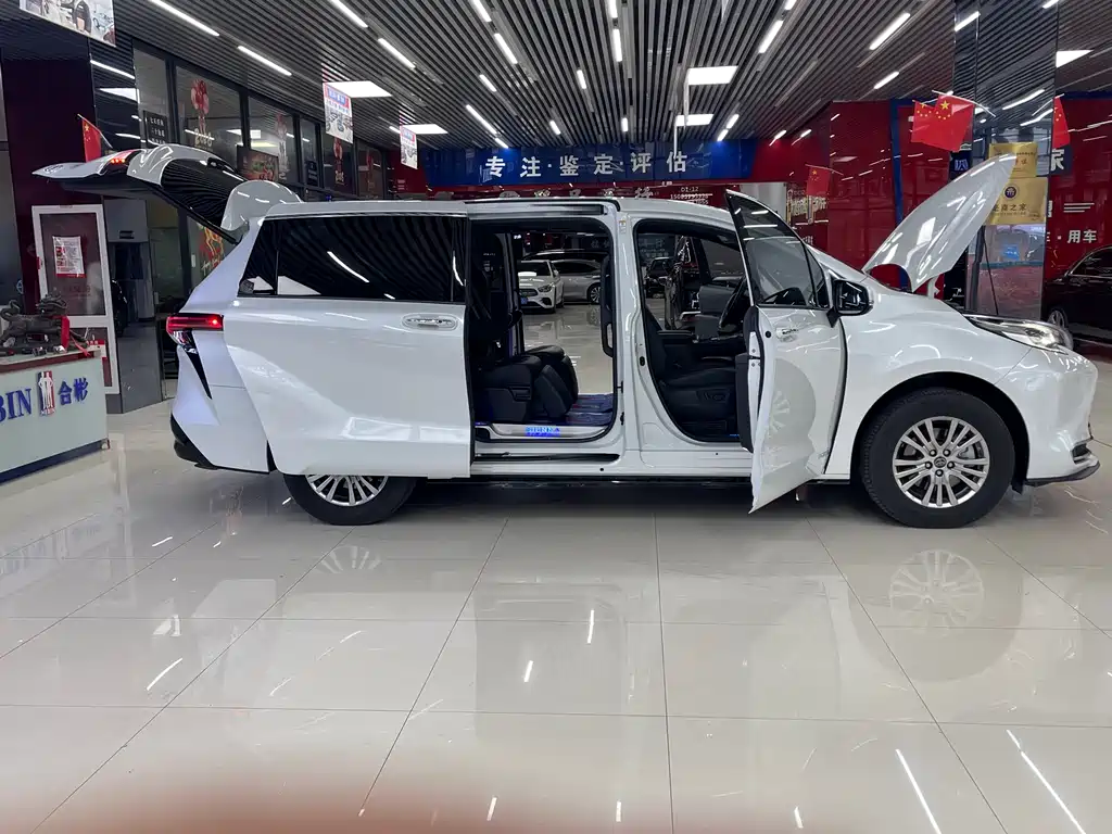 Toyota Sienna — фото 25