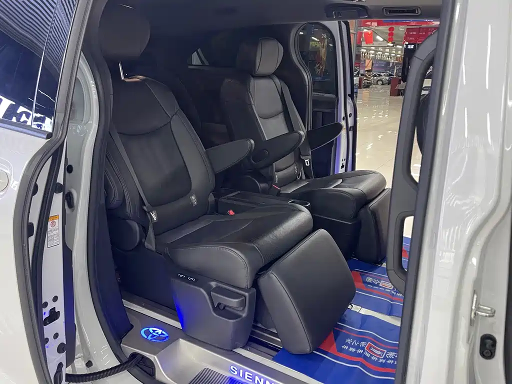 Toyota Sienna — фото 9