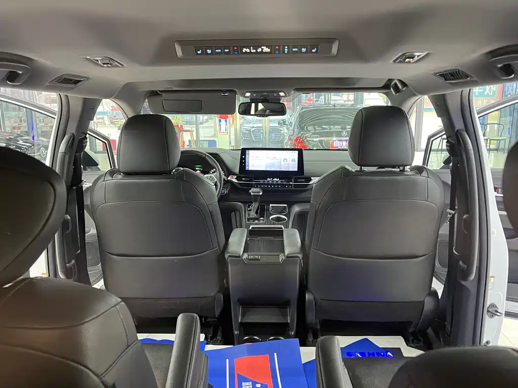 Toyota Sienna — фото 10