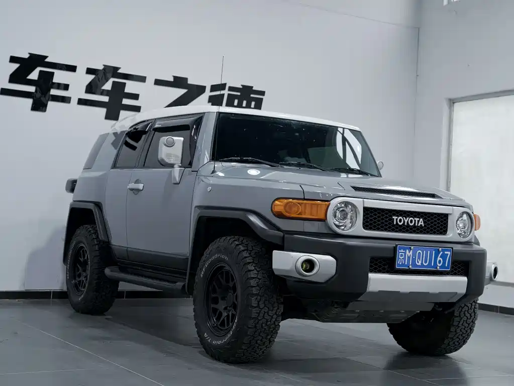 Toyota FJ Cruiser — фото 2