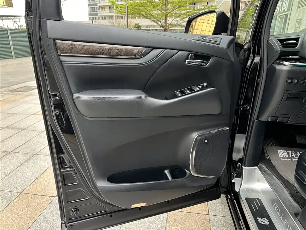 Toyota Vellfire — фото 25