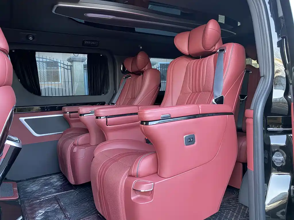 Toyota Hiace — фото 11