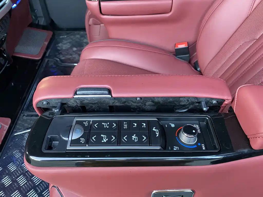 Toyota Hiace — фото 14