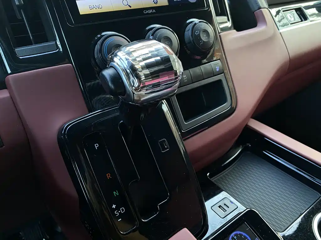 Toyota Hiace — фото 19
