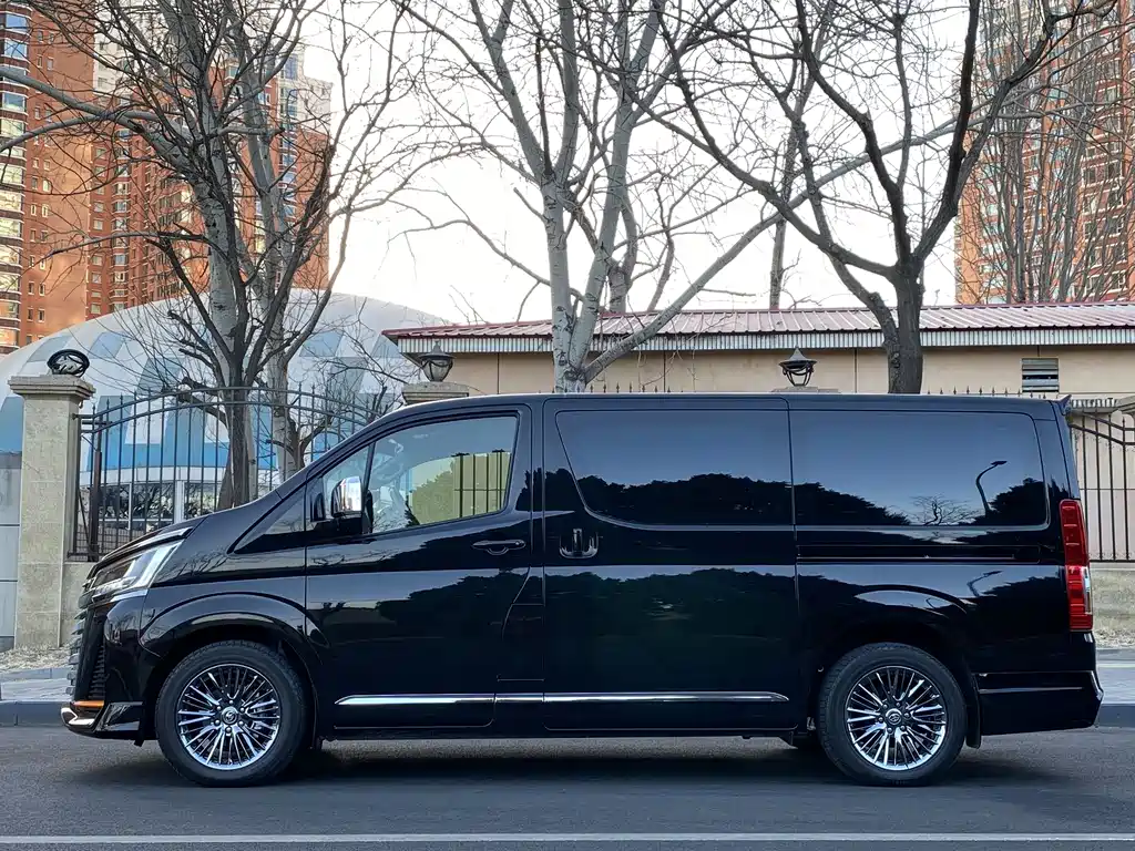 Toyota Hiace — фото 4