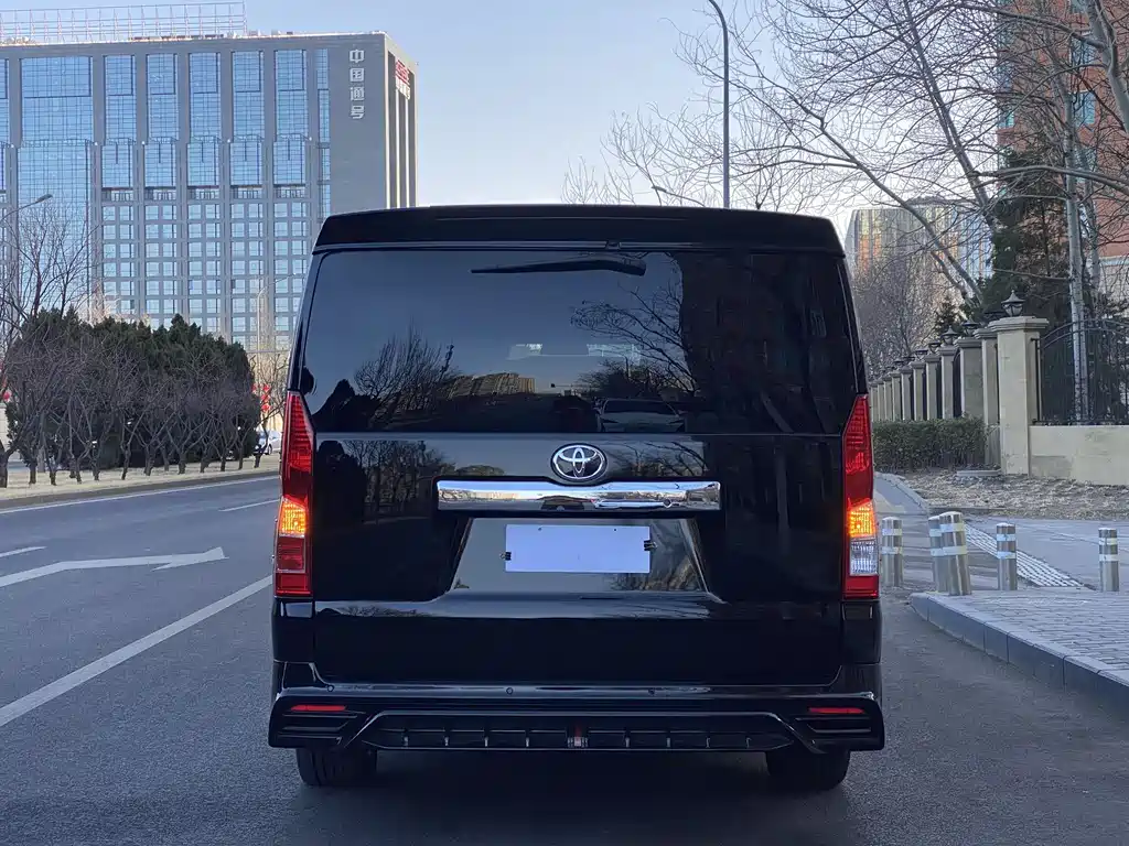 Toyota Hiace — фото 5