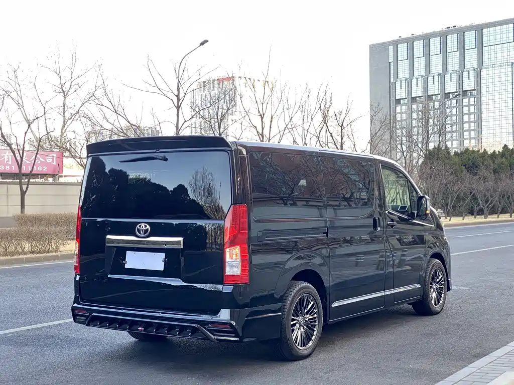 Toyota Hiace — фото 6