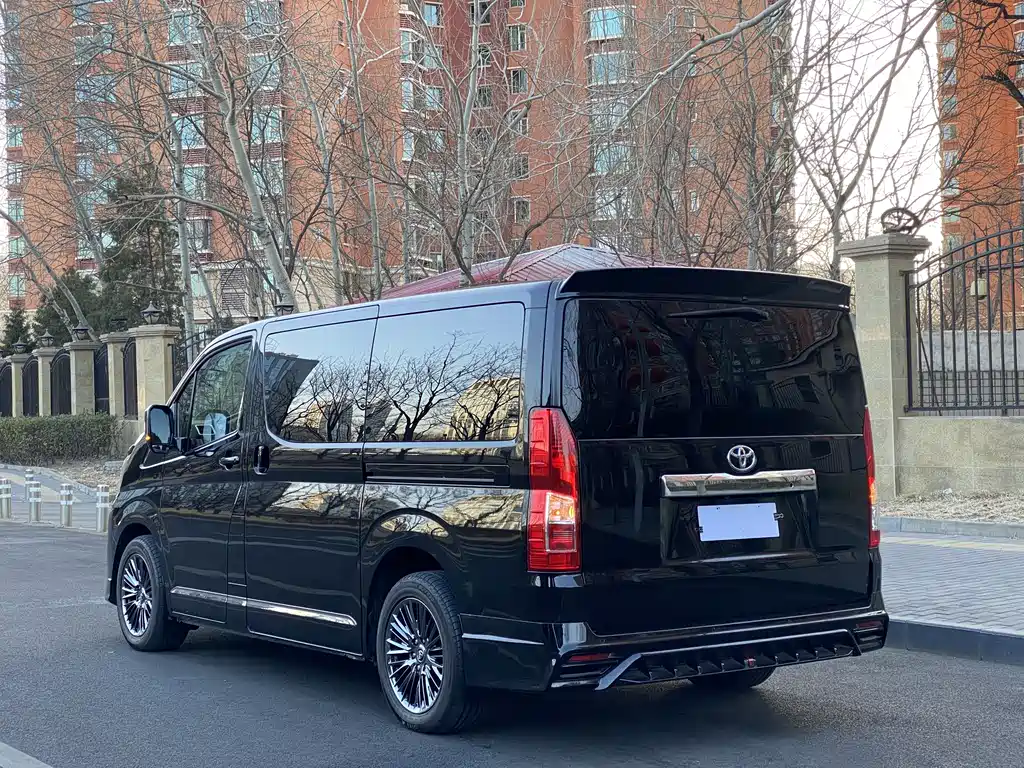 Toyota Hiace — фото 7