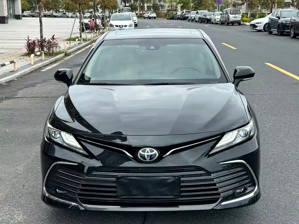 Toyota Camry — фото 2