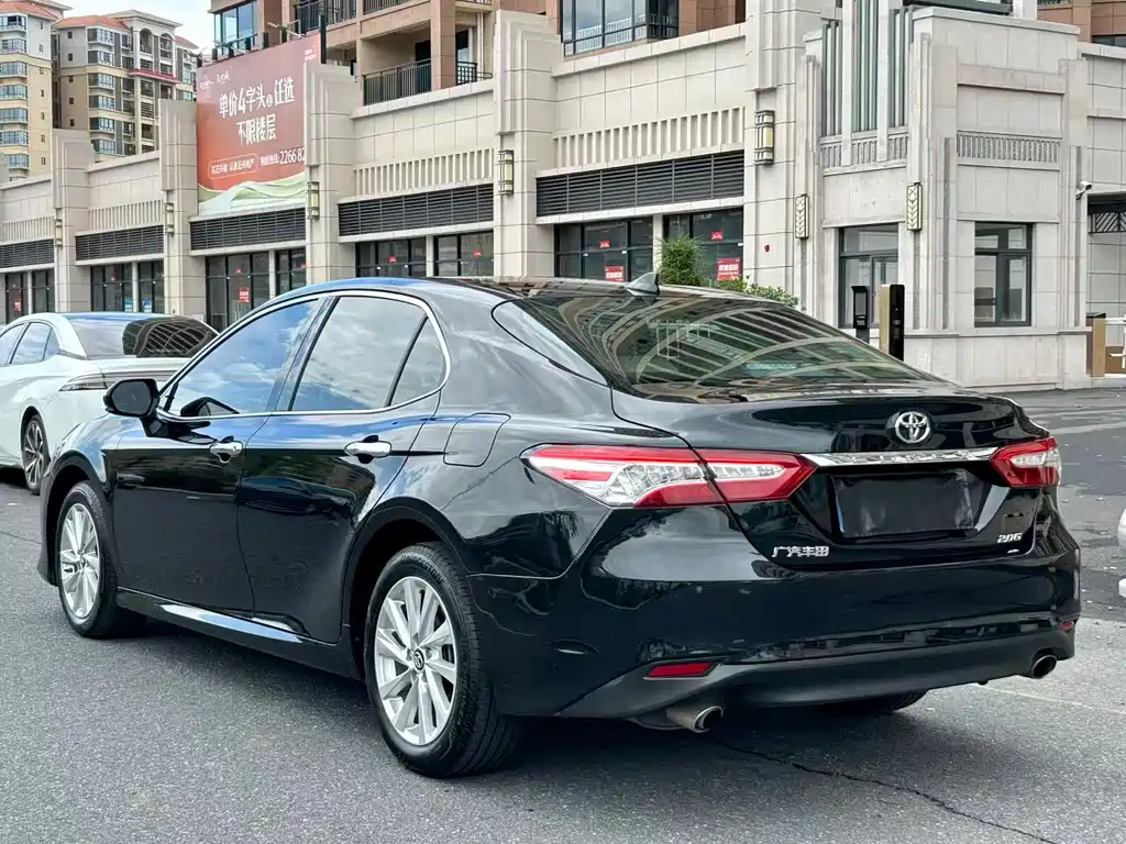 Toyota Camry — фото 9