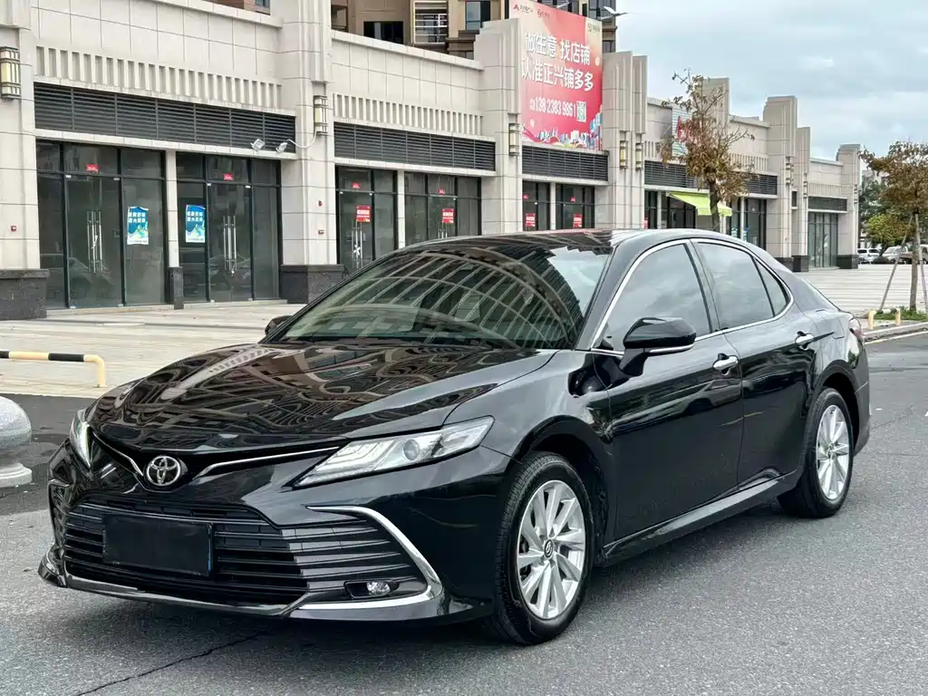 Toyota Camry — фото 1