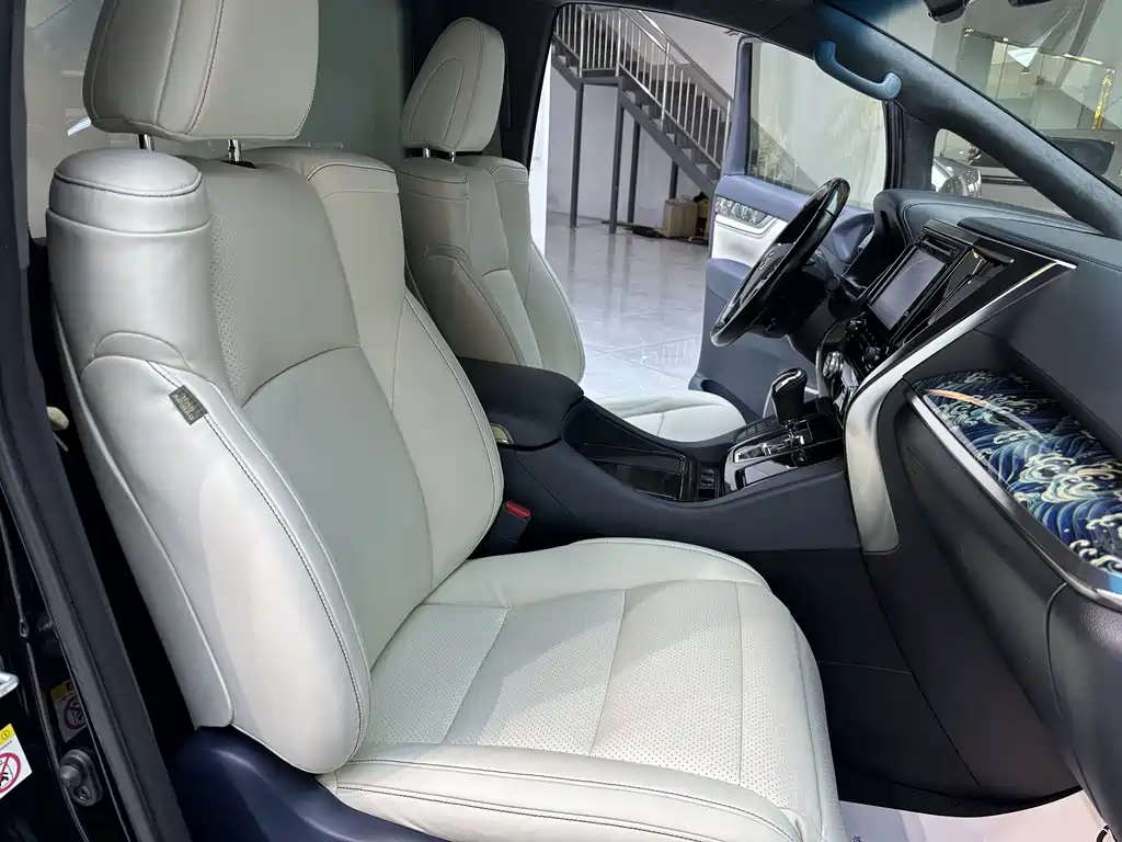 Toyota Alphard — фото 13