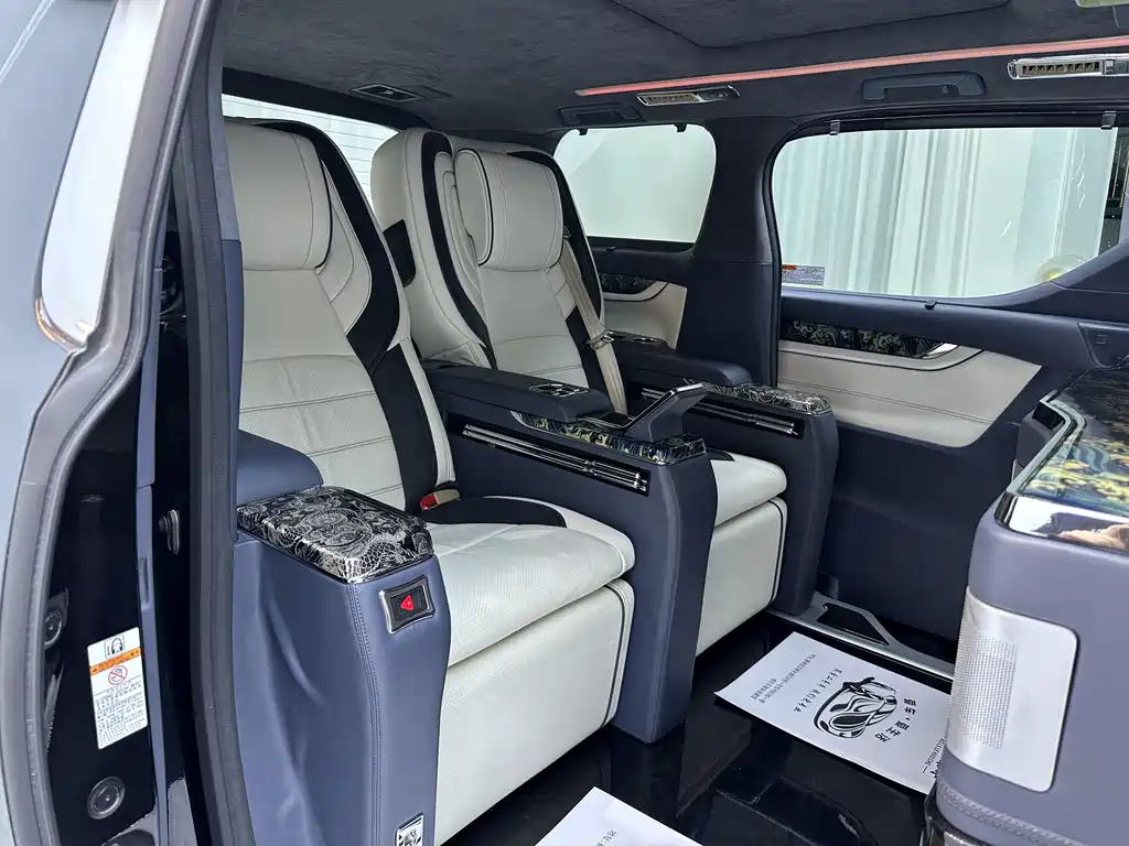 Toyota Alphard — фото 14
