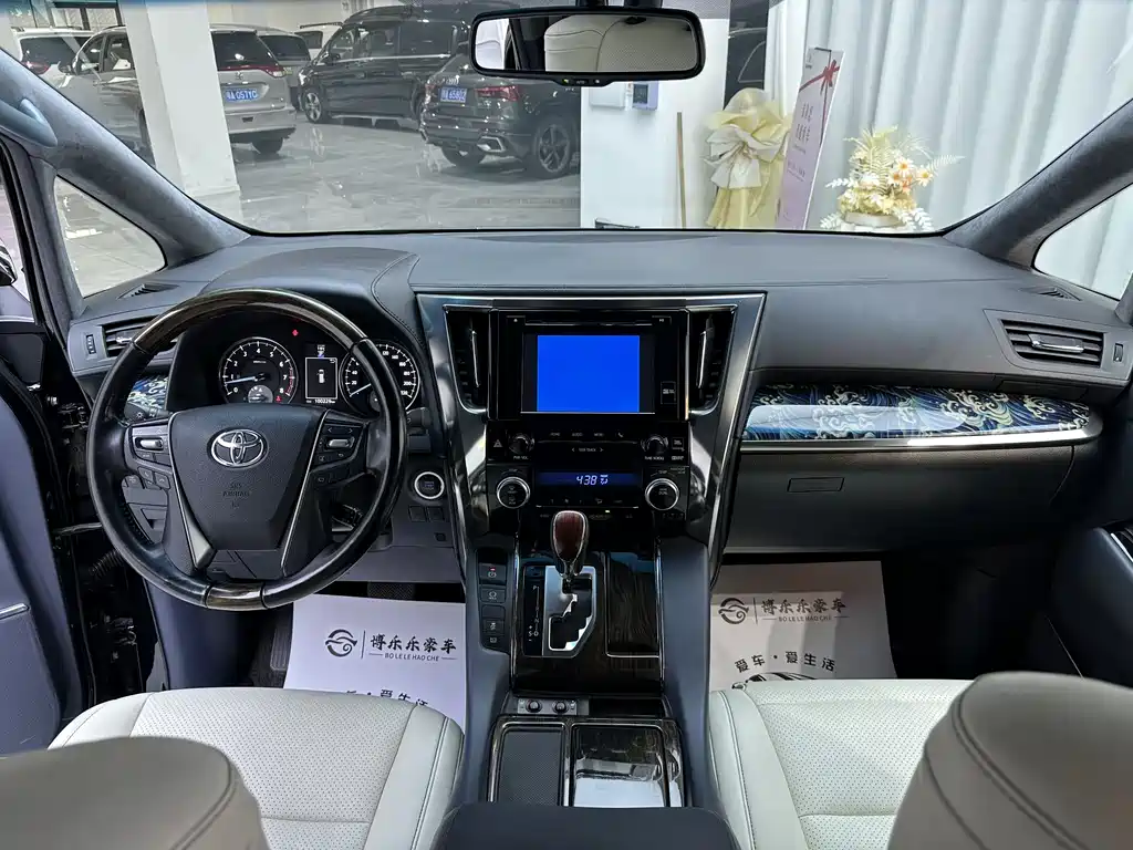 Toyota Alphard — фото 15