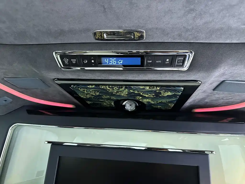 Toyota Alphard — фото 16