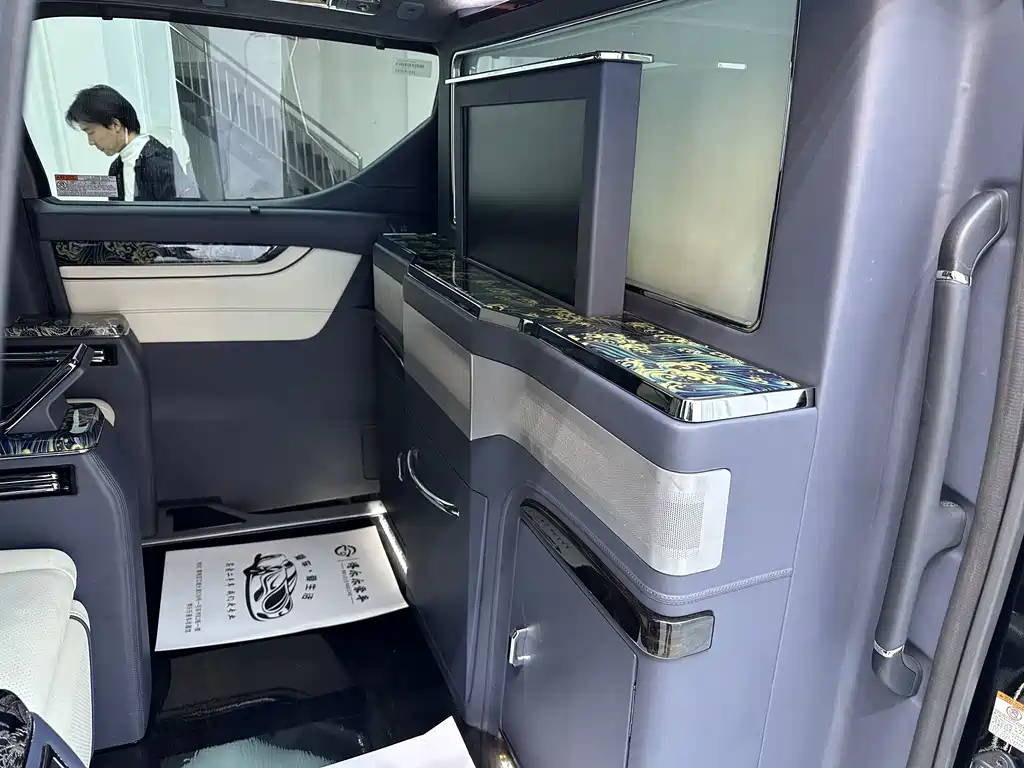 Toyota Alphard — фото 17