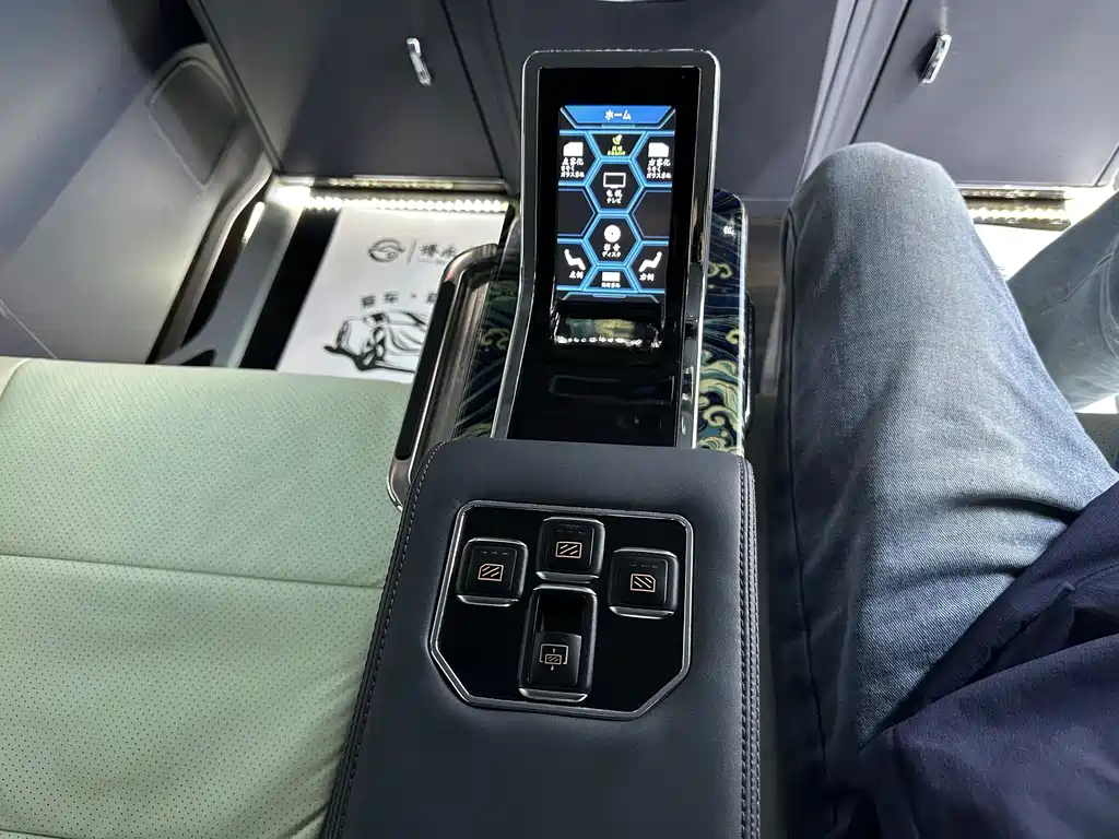 Toyota Alphard — фото 18
