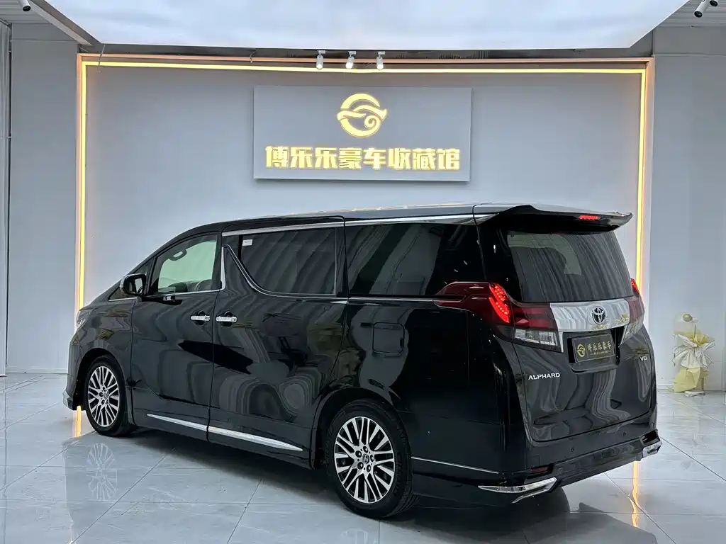 Toyota Alphard — фото 22
