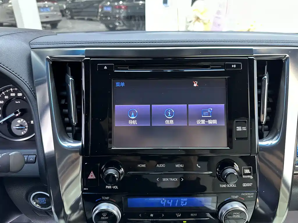 Toyota Alphard — фото 8