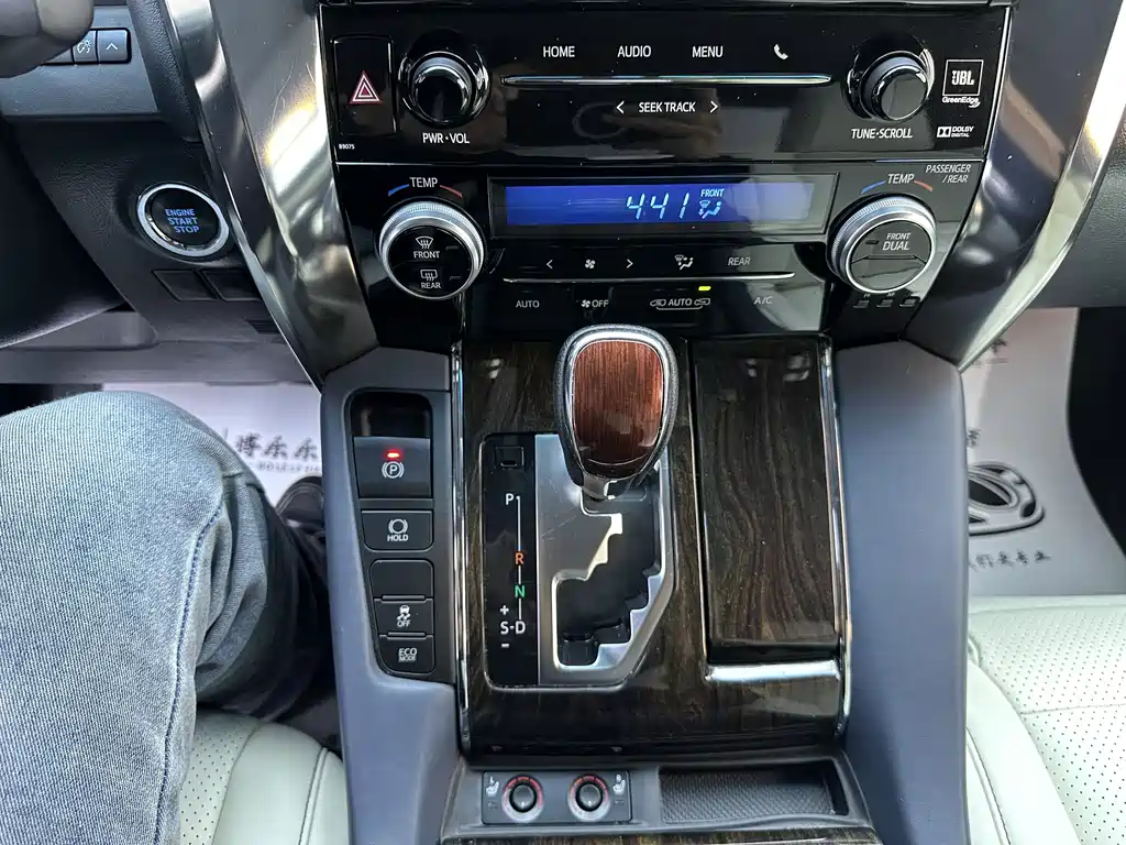 Toyota Alphard — фото 9