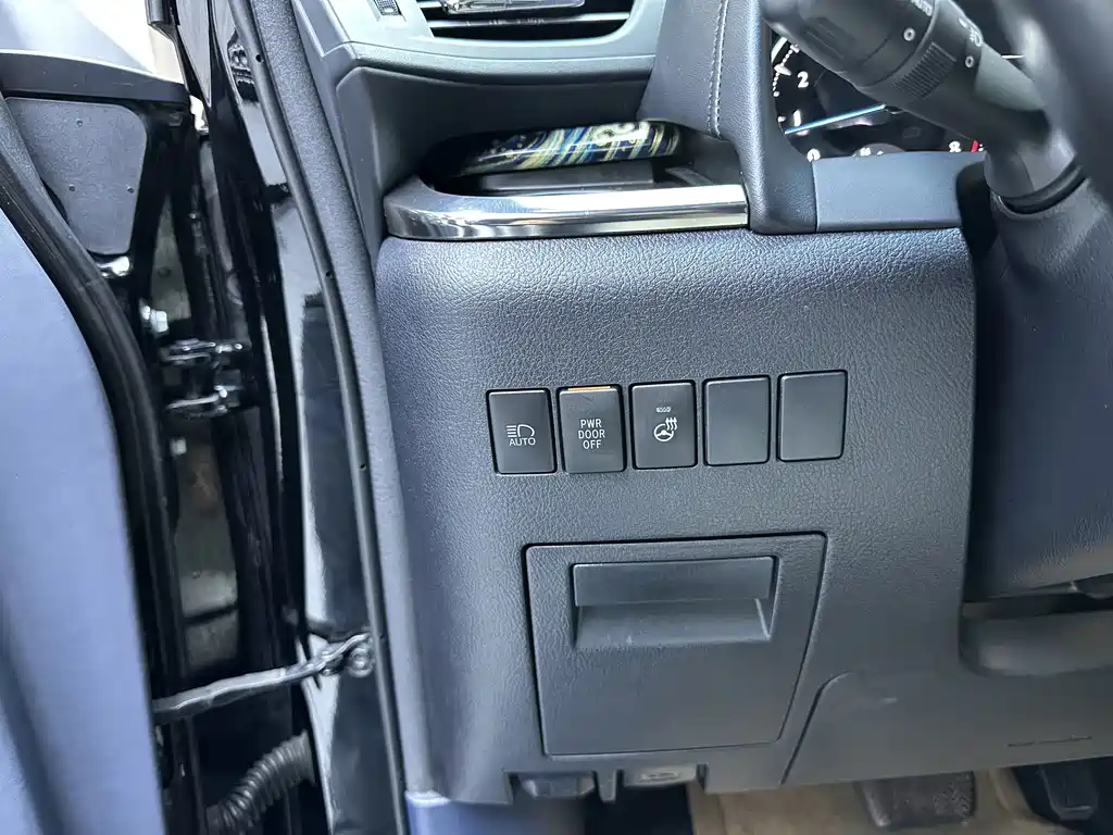 Toyota Alphard — фото 10
