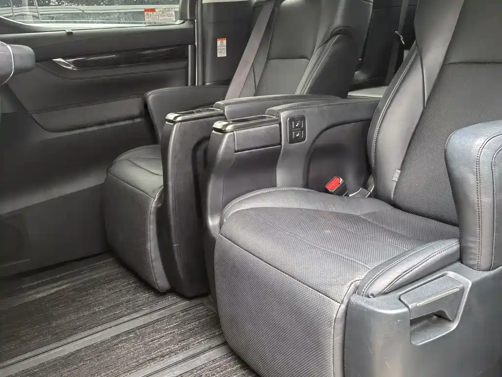 Toyota Alphard — фото 7