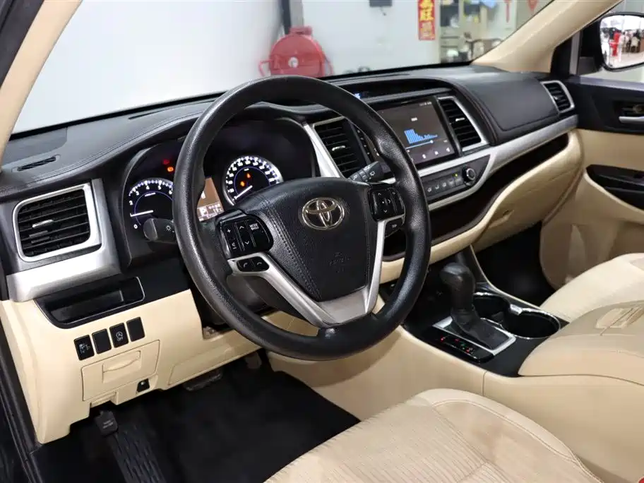 Toyota Highlander — фото 10