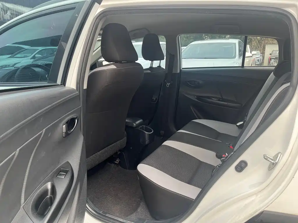 Toyota Yaris L — фото 11