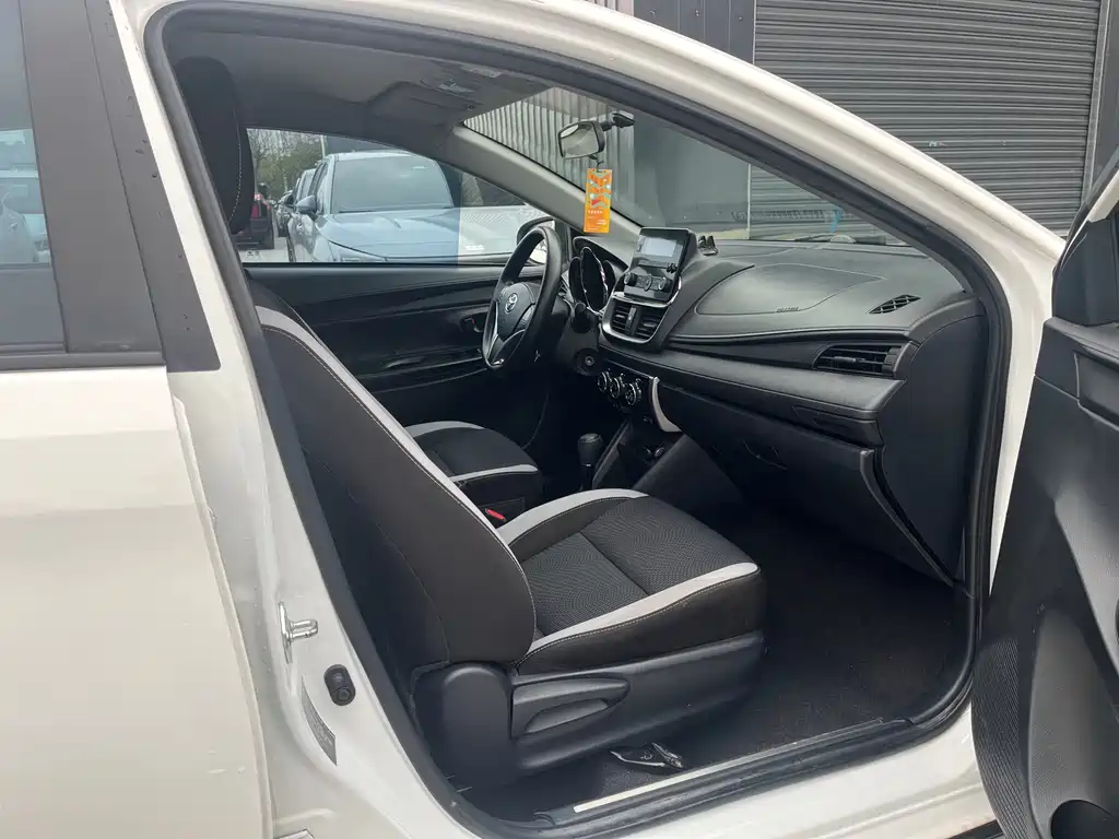 Toyota Yaris L — фото 13