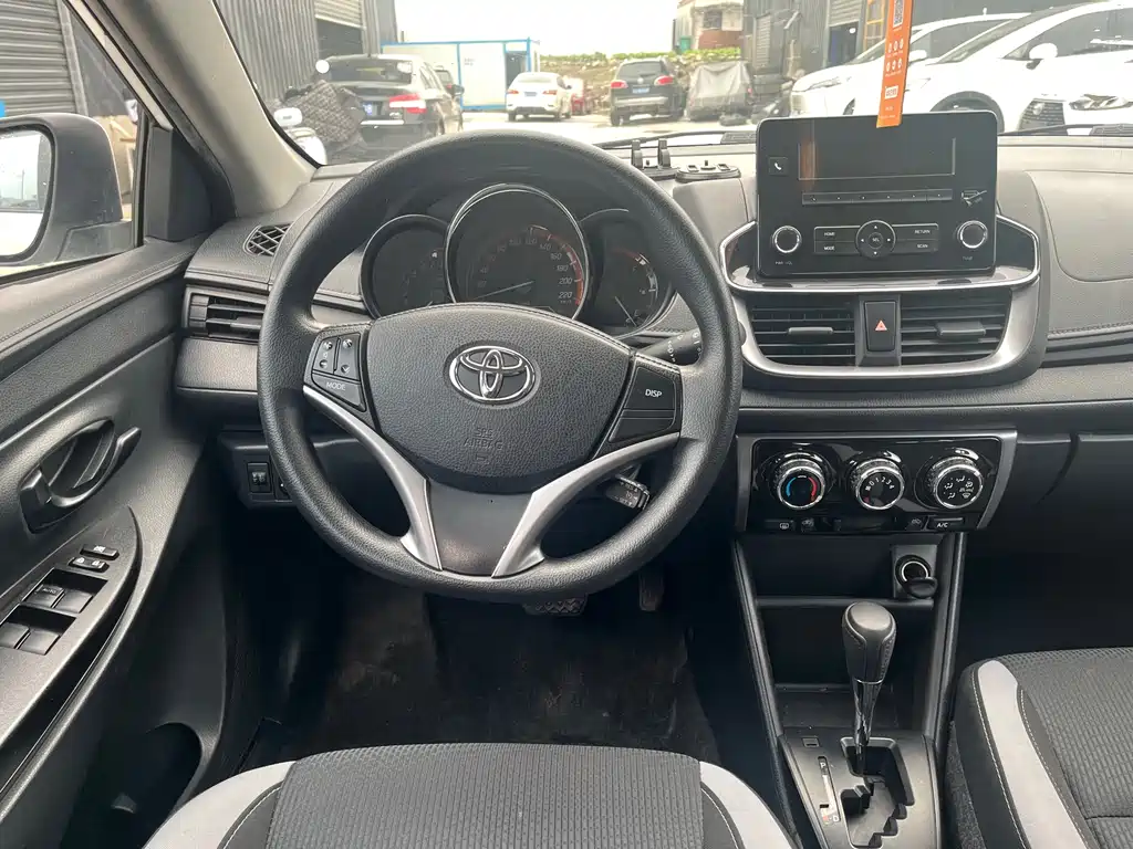 Toyota Yaris L — фото 7