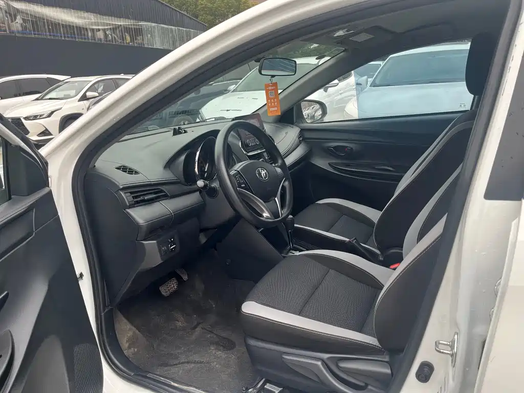 Toyota Yaris L — фото 10