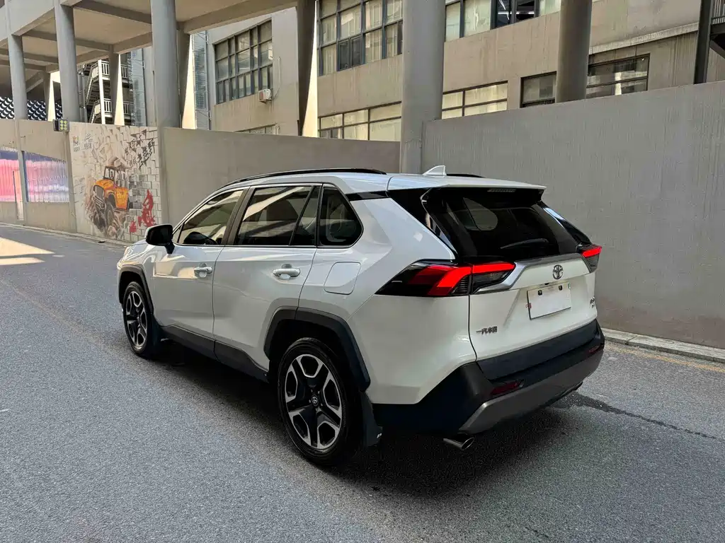 Toyota RAV4 — фото 4