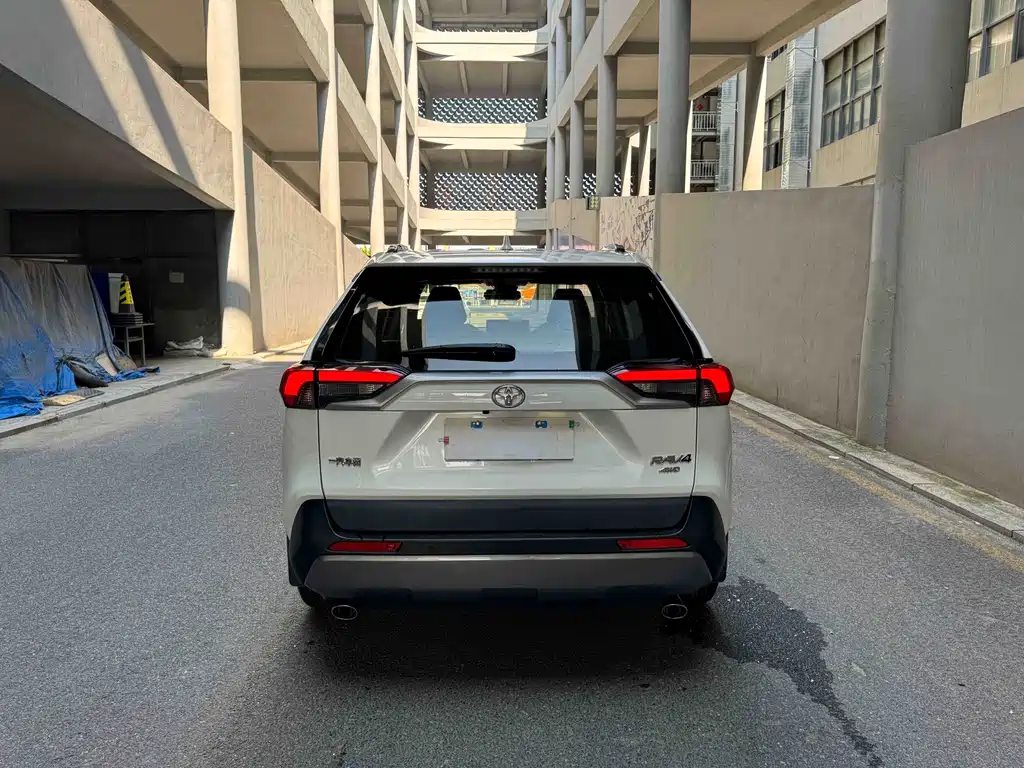Toyota RAV4 — фото 5